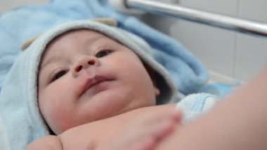 şirin 4 aylık erkek bebek banyo sonra kafasına mavi havlu ile