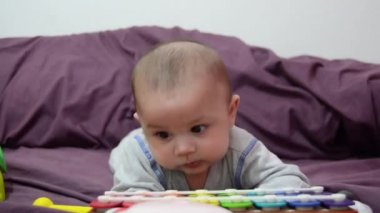 Karın zaman yaparken renkli ksilofon seyir şirin 4 aylık erkek bebek