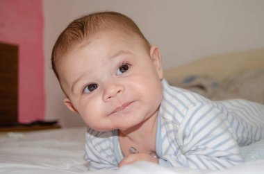 Karın vakit geçiriyor ve komik surat şirin 4 aylık erkek bebek