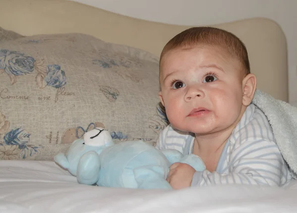 Милий 4-місячний хлопчик, що має час животика і робить смішні обличчя — стокове фото