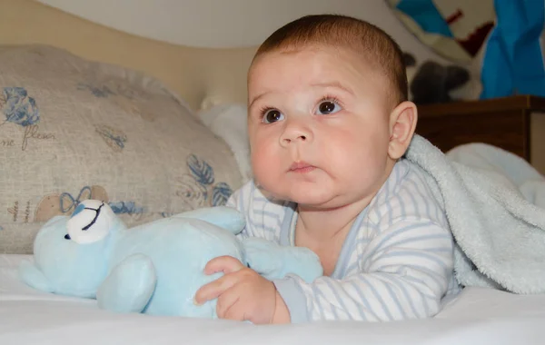 Милий 4-місячний хлопчик, що має час животика і робить смішні обличчя — стокове фото
