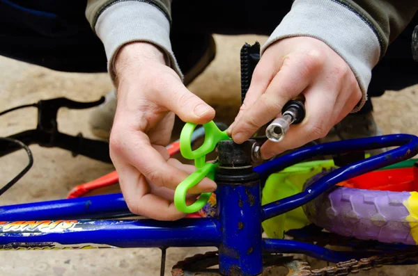 Pédales de fixation homme sur vélo coloré pour enfants — Photo