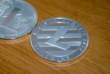 Ahşap masa üzerinde iki litecoins, yakın çekim