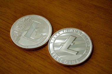 Ahşap masa üzerinde iki litecoins, yakın çekim