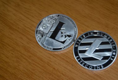 Ahşap masa üzerinde iki litecoins, yakın çekim