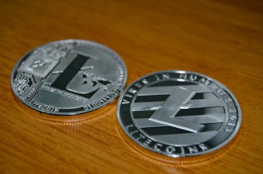 Ahşap masa üzerinde iki litecoins, yakın çekim