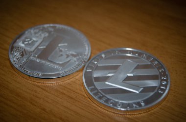 Ahşap masa üzerinde iki litecoins, yakın çekim