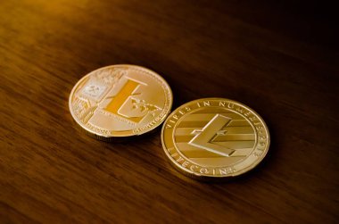 Ahşap masa üzerinde iki litecoins, yakın çekim