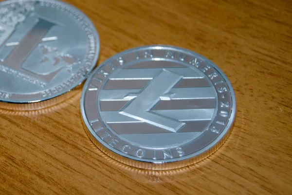 Ahşap masa üzerinde iki litecoins, yakın çekim