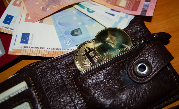 Ethereum et Bitcoin version phisical de la monnaie virtuelle dans la poche de portefeuille — Photo