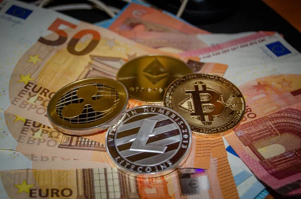 Version phisique de différentes monnaies virtuelles par rapport aux billets de banque en euros — Photo