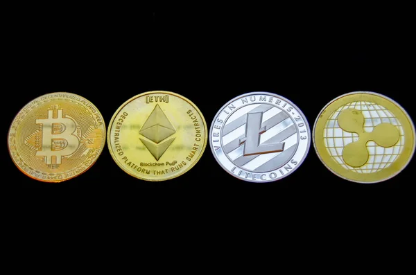 Bitcoin litecoin etéreo y monedas onduladas aisladas sobre fondo negro —  Fotos de Stock