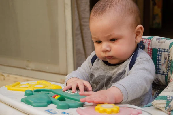 Lindo 4 meses viejo bebé niño jugando en el bebé caminante —  Fotos de Stock