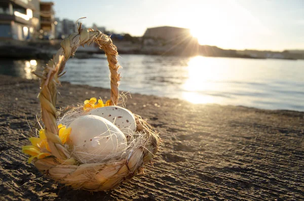 küçük altın saat açık deniz doktor üzerinde iki Paskalya yumurtaları sepetle