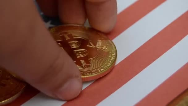 平移在塑料保护器顶部的波纹硬币的菲体版本 — 图库视频影像