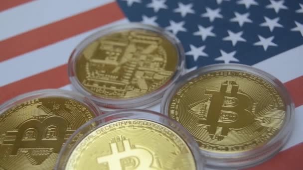 Bitcoin Monedas Una Bandera Americana Panorámica Criptomoneda — Vídeos de Stock