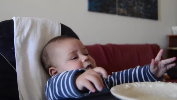 Πεινασμένο μωρό δεν μπορώ να περιμένω για φαγητό. Η μητέρα κοροϊδεύει το μωρό αλλά του δίνει να φάει με κουτάλι. — Αρχείο Βίντεο