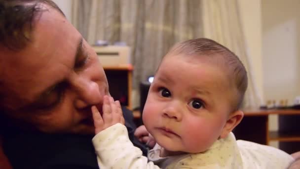 Aranyos hat hónapos kisfiú nézi a kamerát, mint apu, mint a kamera újra — Stock videók