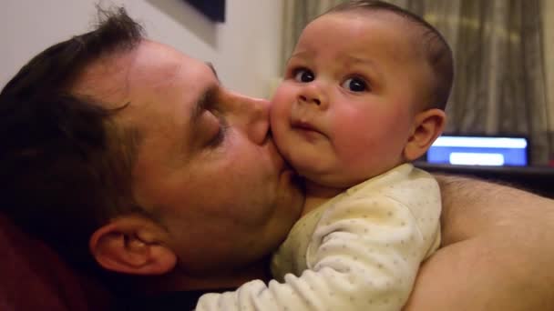 Bébé garçon de six mois et son père profitant d'un moment de qualité ensemble. Père et fils câlins — Video