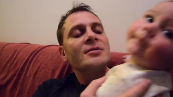 Papa essaie d'apprendre à son petit garçon de six mois à dire maman. Bébé met la main sur sa bouche pour parler. drôle bébé — Video