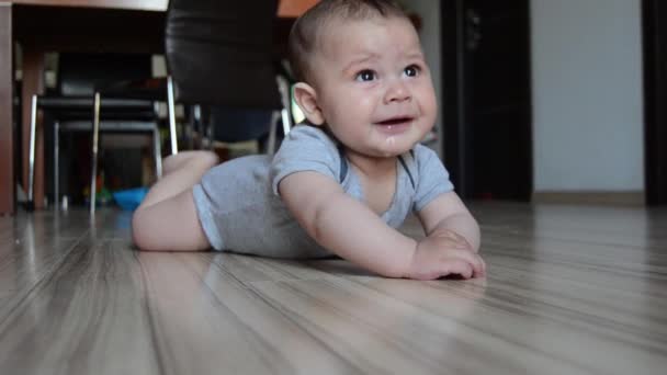 Tir de suivi, mignon six mois bébé garçon a obtenu fatigué de la minuterie du ventre commence à pleurer — Video