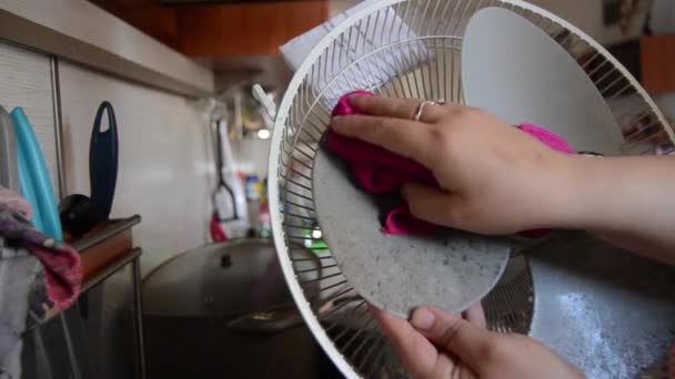 Mujer limpieza casa ventilador de enfriamiento de aire y mostrando tela sucia — Vídeos de Stock
