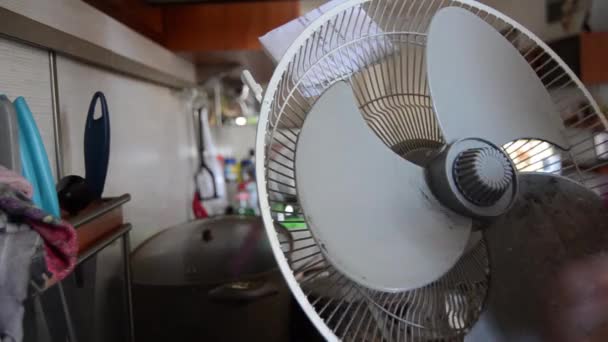 Mujer limpieza casa ventilador de enfriamiento de aire y mostrando tela sucia — Vídeo de stock