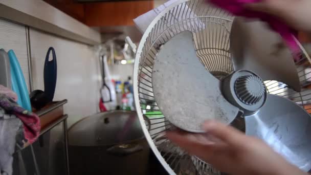 Vrouw schoonmaken van huis lucht koelventilator en tonen vuile doek — Stockvideo