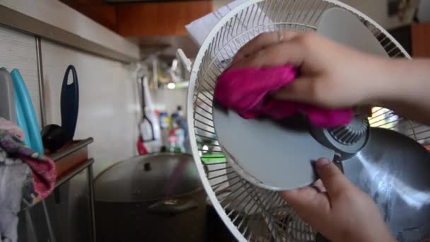 Femme nettoyage ventilateur de refroidissement d'air à la maison et montrant chiffon sale — Video