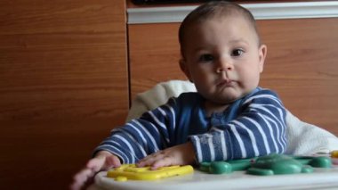 Sevimli altı aylık erkek bebek yumurta ile yapay sepet ile oynarken ve bırakarak