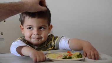 Yemek yemeyi reddeden huysuz iki yaşındaki çocuğa sarılan baba