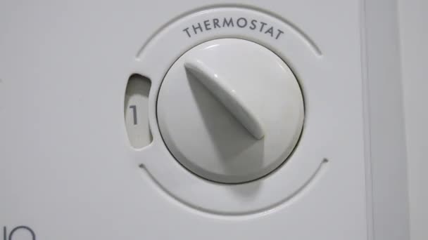 Γυναικείο επίπεδο αλλαγής χεριών στο termostat - επίπεδο συσκευής, επίπεδο ηλεκτρικής ενέργειας, επίπεδο μετρητή — Αρχείο Βίντεο