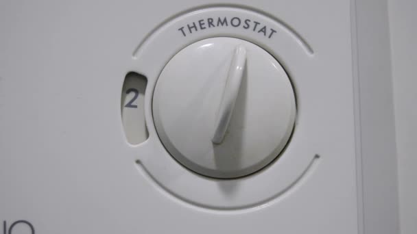 Vrouw hand veranderen niveau op de termostaat - toestel niveau, elektroniciteitsniveau, niveau meter — Stockvideo