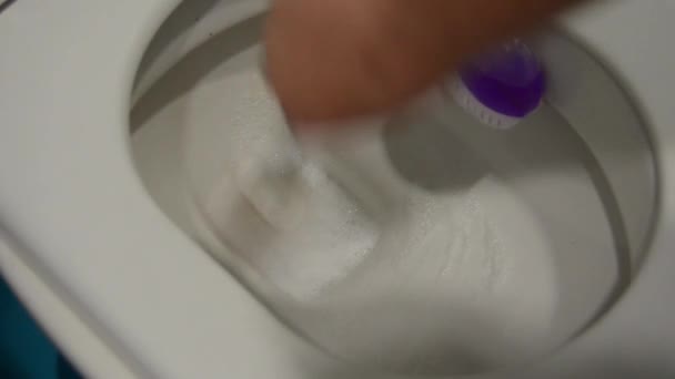 Mulher mão escovando banheiro sujo com escova — Vídeo de Stock