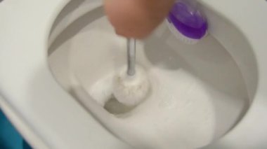 Kadın eli fırçayla kirli tuvaleti fırçalıyor