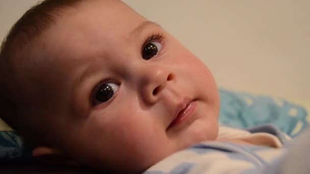 Κλείστε την εναέρια γυρίσματα του μωρού αγόρι lookig στην κάμερα και προσπαθεί να το φτάσει. καλό για τη μετάβαση — Αρχείο Βίντεο