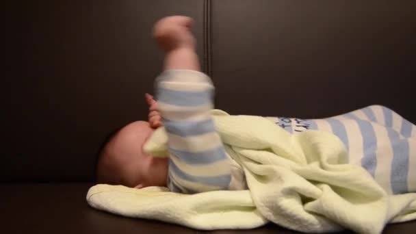 Mignon bébé garçon de six mois se réveillant sur le canapé et se frottant les yeux — Video