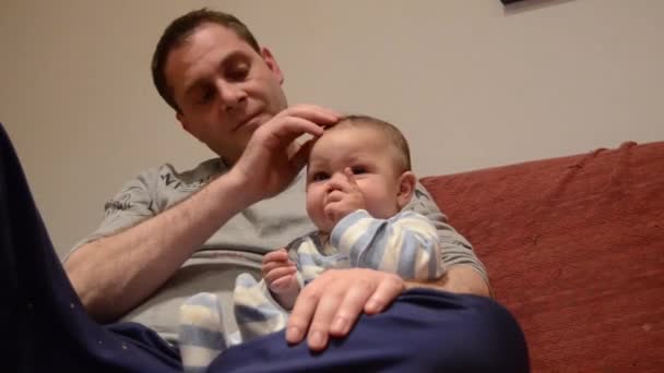 Отец обнимает своего шестимесячного мальчика — стоковое видео