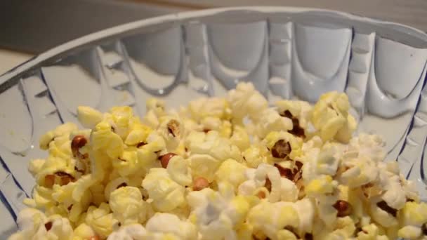 Girando ciotola di vetro blu pieno di popcorn — Video Stock