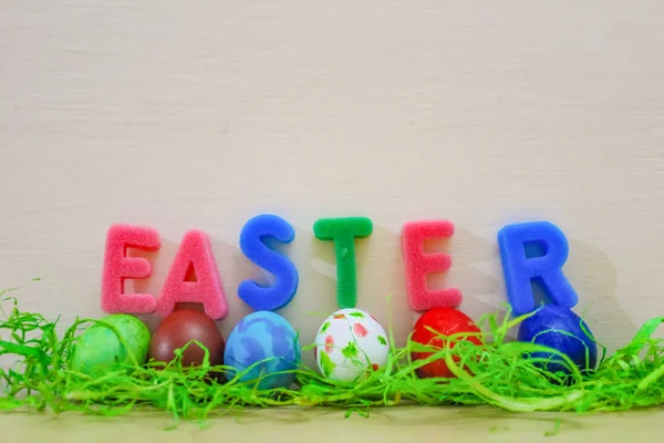 Easter Egg Hunt, Pasen decoratie, geschilderde eieren — Stockfoto