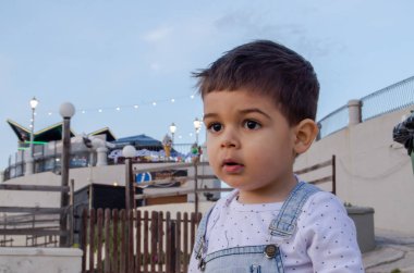 Sevimli iki yaşındaki çocuk karanlık duymak Portresi