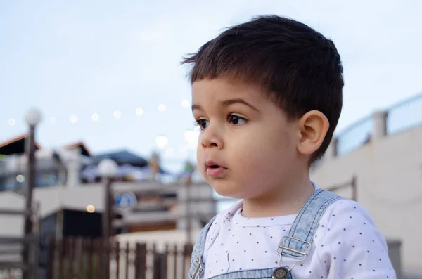 Retrato de lindo niño de dos años oscuro escuchar —  Fotos de Stock