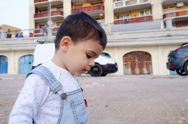 Retrato de lindo niño de dos años oscuro escuchar —  Fotos de Stock