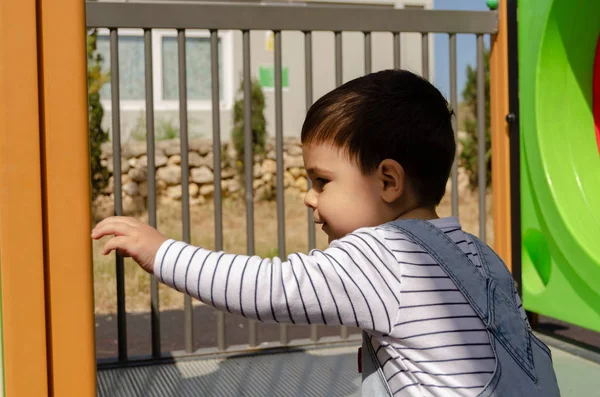 Lindo niño de dos años de edad playig en el parque infantil al aire libre en la casa de juegos —  Fotos de Stock