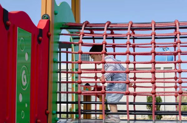 Lindo niño de dos años de edad playig en el parque infantil al aire libre en la casa de juegos —  Fotos de Stock