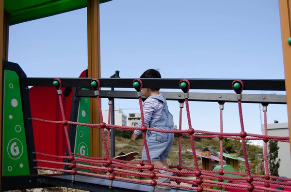 Lindo niño de dos años de edad playig en el parque infantil al aire libre en la casa de juegos — Foto de Stock