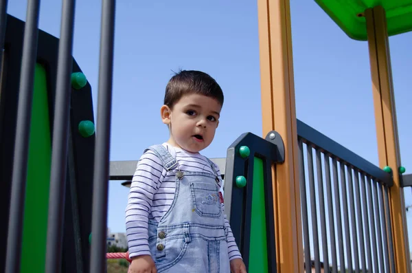 Lindo niño de dos años de edad playig en el parque infantil al aire libre en la casa de juegos — Foto de Stock