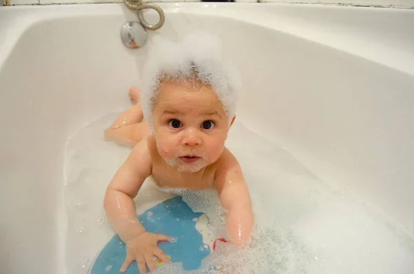 Lindo niño de seis meses teniendo un baño espumoso en su barriga — Foto de Stock
