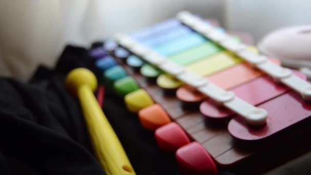 Tracking shot avec shalow profondeur de champ, xylophone coloré enfants jouet d'instrument de musique — Video