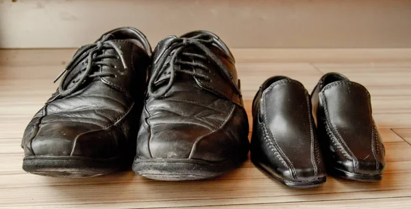 Šťastný otcové den, otcové boty a chlapíci boty, plochá — Stock fotografie